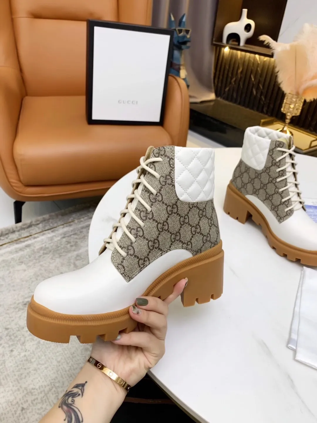 👟👟Ex-factory price 560👟👟 (Electric embroidery on the shoe collar ➕ Oil edge on the upper) The new version of Gucci GUCCI is on sale...🔥 It has a retro British style and is decorated with a LOGO cloth label on the front. Heel height: 6cm Fabric: Imported cowhide, open edge beads, lining/foot pads: upgraded cowhide 🐂 Color: black white open edge beads Code number: 34-40. 34 and 41 42 need to be customized Packaging: Comes with card and cloth bag.